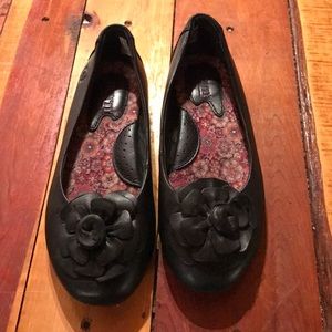 Born girls black genuine leather flower flats